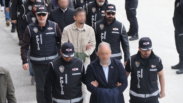 Eski belediye çalışanı Yaprak Eryılmaz: "Şüphelilerle çok çalıştık, onları çok uyardım, beni çok engellediler"
Tepebaşı Belediyesi operasyonunda 25 şüpheli adliyeye sevk edildi