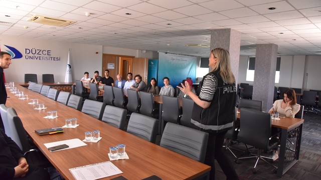 Düzce Üniversitesi'nde en iyi narkotik polisi anne konferansı
