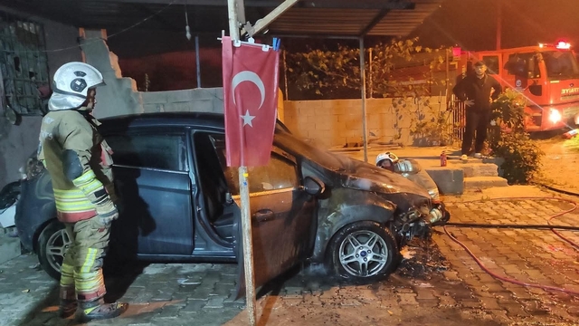 İskenderun'da otomobilin motorundan alevler yükseldi