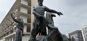 Kıbrıs Meydanı'ndaki anıt yeniden ait olduğu yerde
