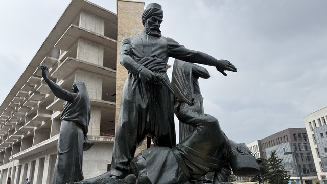 Kıbrıs Meydanı'ndaki anıt yeniden ait olduğu yerde