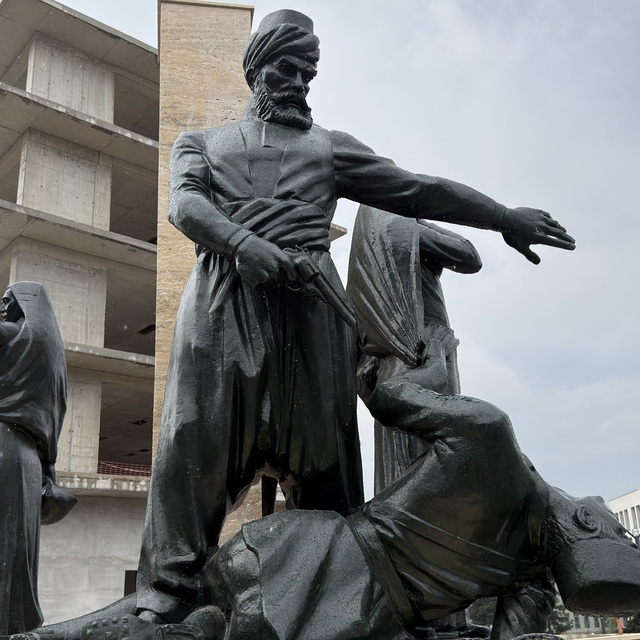 Kıbrıs Meydanı'ndaki anıt yeniden ait olduğu yerde