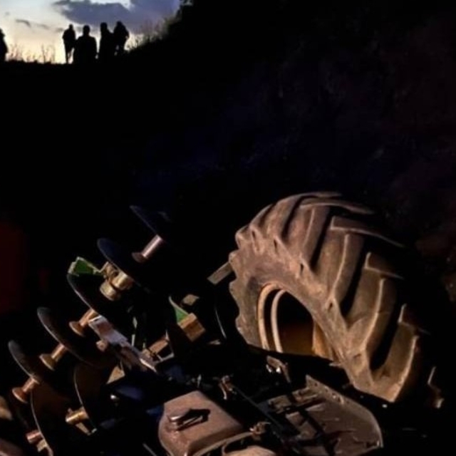 Manisa'da 9 metreden yuvarlanan traktörün sürücüsü hayatını kaybetti
