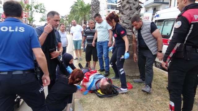Karşıya geçmeye çalışan gence otomobil çarptı, kız arkadaşı ve annesi sinir krizi geçirdi