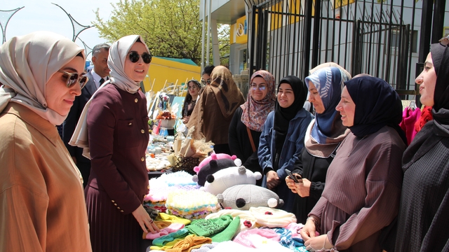 Üniversite öğrencilerinin yıl boyunca yaptıkları el emeği ürünleri görücüye çıktı