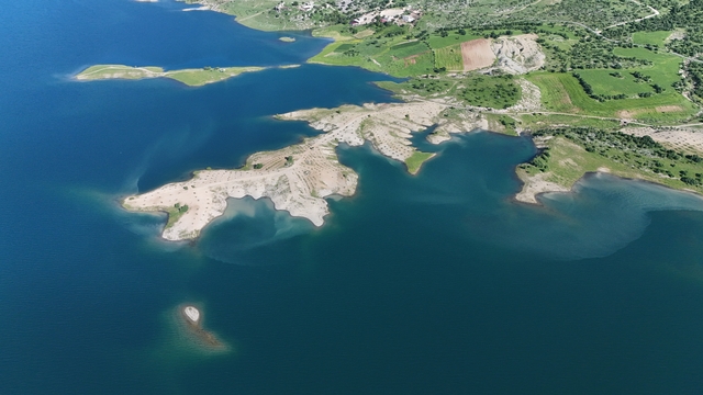 "Diyarbakır'ın Maldviler"nde yağışlarla yükselen su seviyesi dronla görüntülendi
Yağışlarla Kralkızı Barajı'nın su seviyesi yükselerek turkuaza büründü