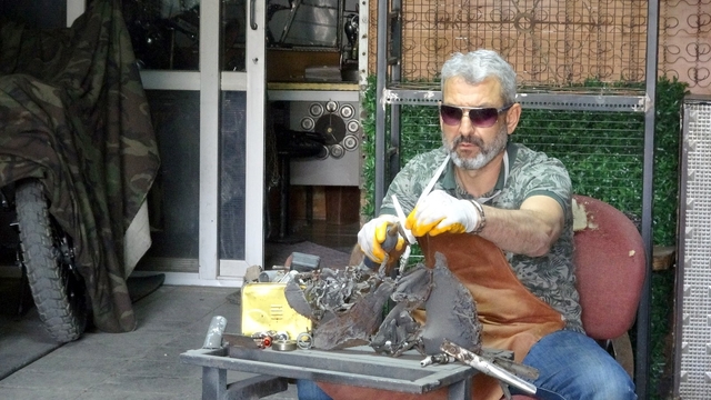 Muğla'da atıklardan sanat doğuyor
Demir parçalarını sabırla işleyerek sanat eserine dönüştürüyor