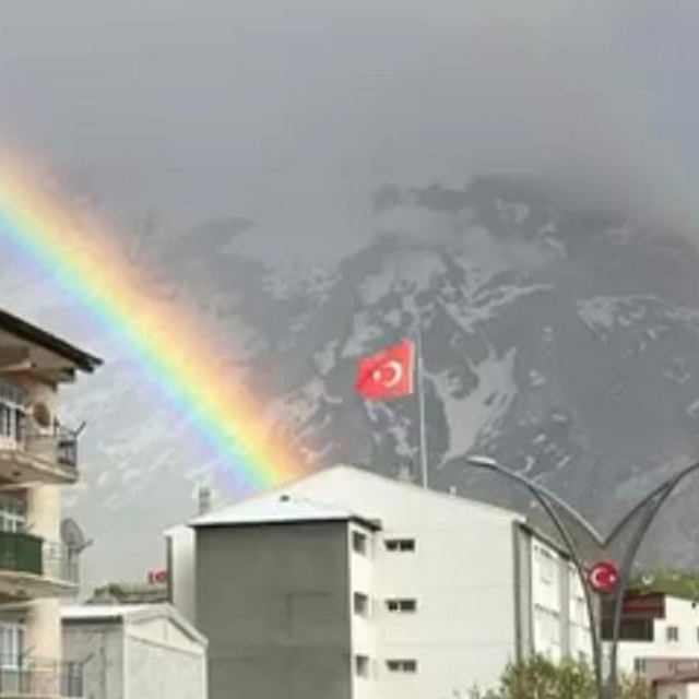 Hakkari'de yağış sonrası gökkuşağı güzelliği