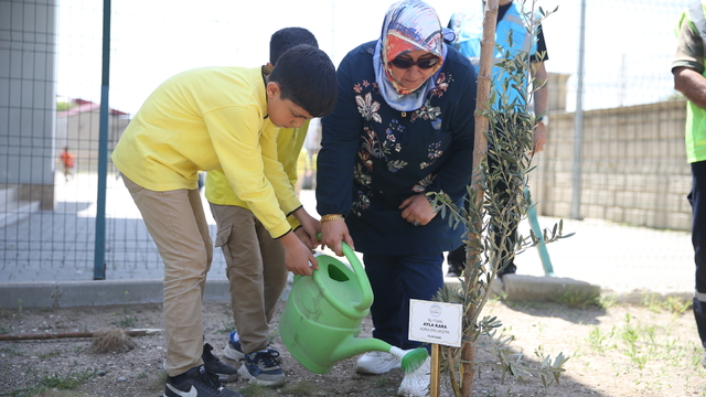 Dulkadiroğlu Belediyesi okul saldırısında hayatını kaybedenler için fidan dikti