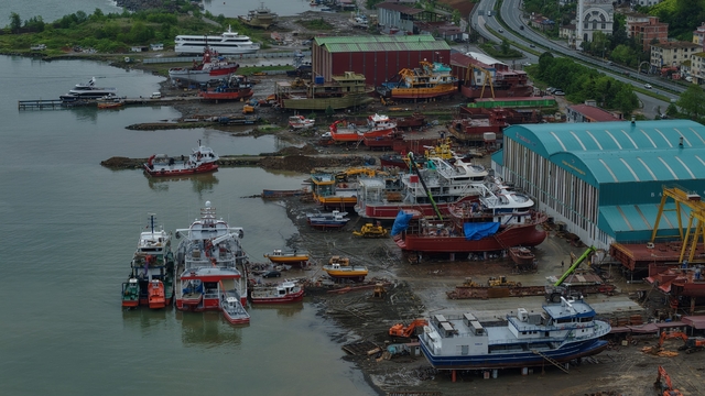 Balık av sezonu bitti şimdi bakım onarımdan geçiyorlar
Trabzon'un Çamburnu Tersanesi'nde  bakım onarım için Gürcistan'dan gelen balıkçı tekneleri de bulunurken tersaneyi tercih etmelerinde maliyet avantajı ve kaliteli işçilik geldiği belirtildi.