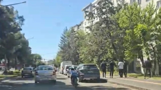 Uzanarak motosiklet kullandı, hem kendi hem başkalarının canını hiçe saydı
Motosikletle şehir içindeki tehlikeli yolculuk kameraya yansıdı
