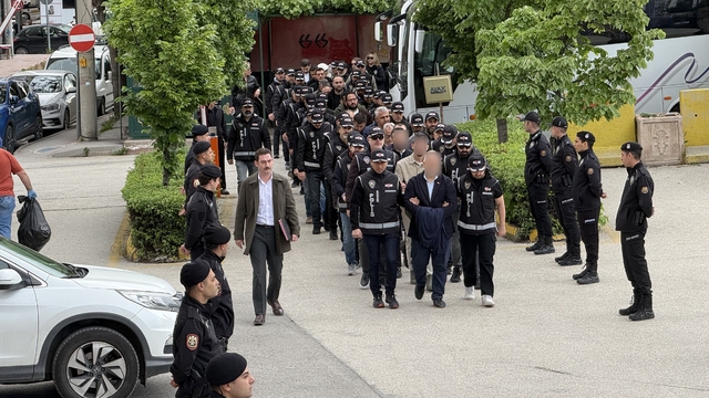 Tepebaşı'nda para trafiği ortaya çıktı
Aş evinden götürülen yemeği düğün salonunda dağıtıp fatura kesmişler
Doğrudan teminde şirketler adına sahte imza atmışlar
