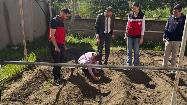 Emet'te minik eller toprakla buluştu