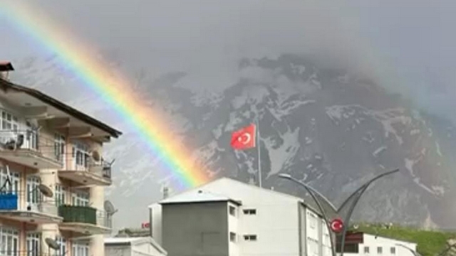 Hakkari'de yağış sonrası gökkuşağı güzelliği