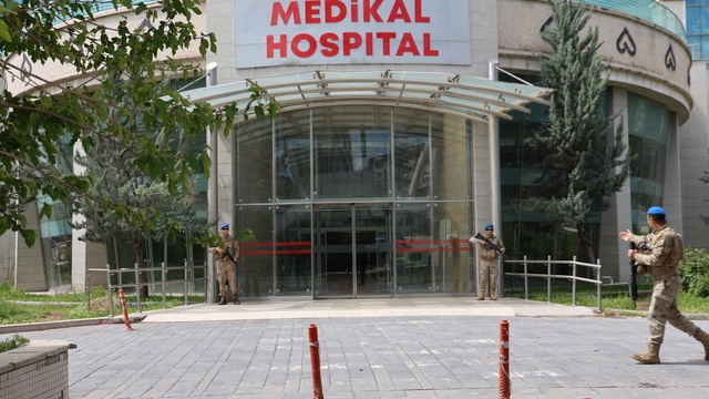 Elazığ'da özel sağlık kuruluşlarına dev operasyon: Çok sayıda gözaltı
Aralarında doktor, hemşire, hastane çalışanı ve kamu personelinin de olduğu 20'in üzerinde şüpheli gözaltına alındı