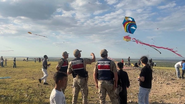 Jandarma sınırda çocuklarla birlikte uçurtma uçurdu
Suriye sınırında uçurtma şenliği
