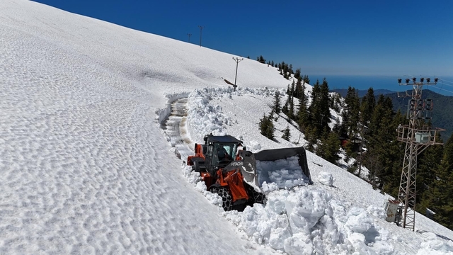 Rize'de yayla yollarında kar temizleme çalışması sürüyor