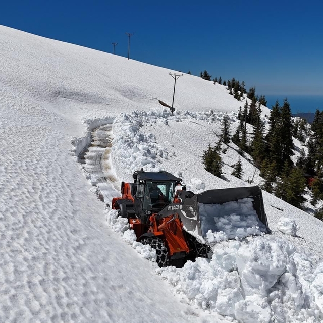 Rize'de yayla yollarında kar temizleme çalışması sürüyor
