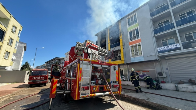Çanakkale'de 3 katlı apartmanda çıkan yangın söndürüldü