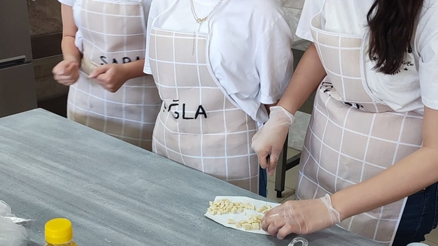 Bursa'da GastroOrtaokul Kurabiye Yarışması'nda dereceye girenler ödüllendirildi