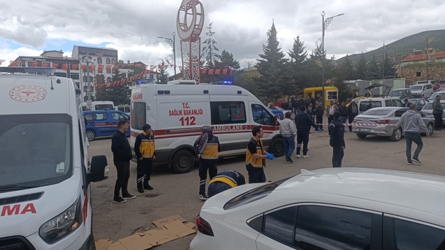 İlçe meydanında 9 kurşun sıkılarak öldürüldü
Sivas'ta belediye işçisi vücuduna isabet eden 9 kurşunla öldürüldü