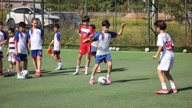 Futbol okulları ticarethaneye döndü
Denizli Çamlık Futbol Kulübü Başkanı Şenol Ünlü:
"Çocuklarla ikili diyalog kurmaması gerekenler bile futbol okulları açtılar"
"Sakarya, Bursa ve Denizli en yetenekli futbolcuların çıktığı topraklar"