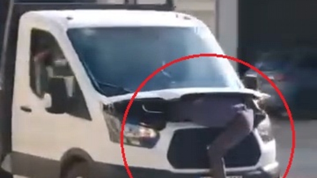 Arızayı tespit etmek için seyir halindeki kamyonetin motor kısmına yattı
