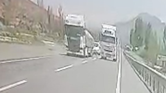 Hatalı sollama faciaya neden oluyordu
Hızla üzerine gelen tırdan kıl payı kurtuldu