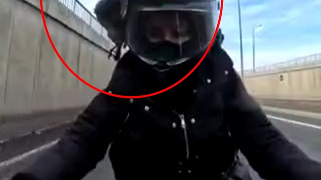 Seyir halindeki motosikletin sürücüsünün kaskına güvercin çarptı