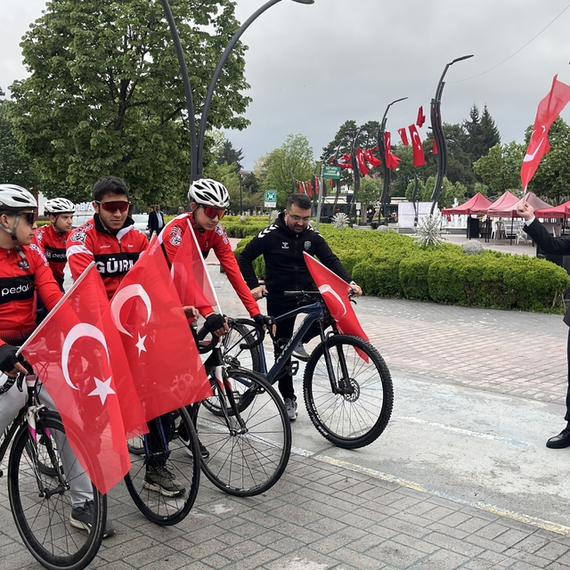 Bolu'da ellerinde Türk bayraklarıyla Gençlik Haftası'nda pedal çevirdiler