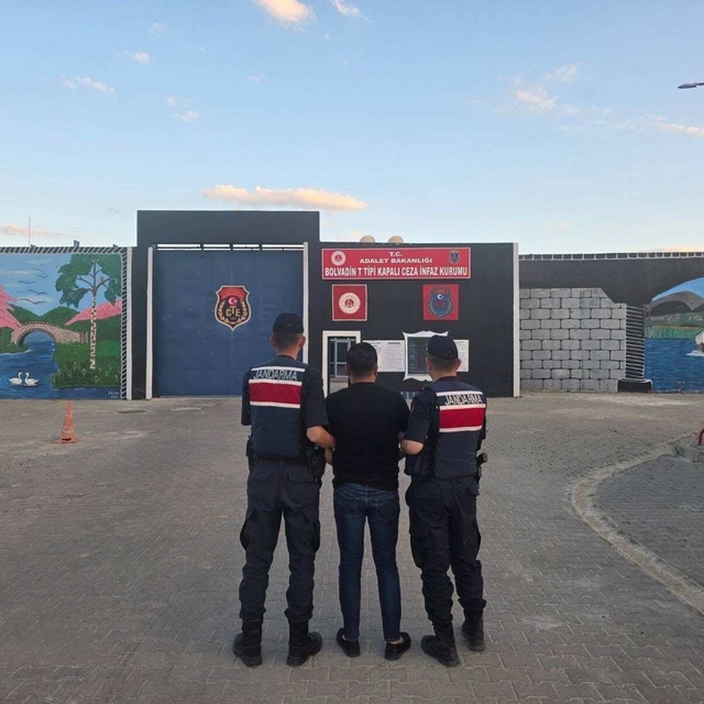 Jandarma çeşitli suçlardan aranan 43 kişiyi yakaladı