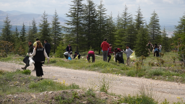 Niğde'de 'Ormanı sev, yeşili koru' mesajı ile sahaya çıkıldı