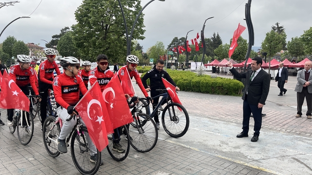 Bolu'da ellerinde Türk bayraklarıyla Gençlik Haftası'nda pedal çevirdiler