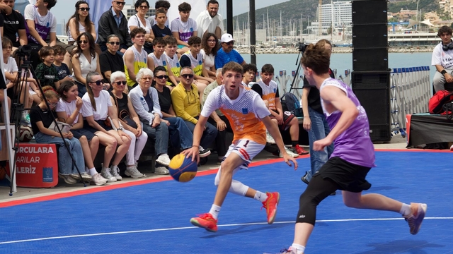 Kuşadası'nda basketbol turnuvası başladı