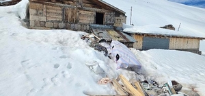 Yayla evlerini kırdı döktü; ormanda dinlenirken drone kamerasına yakalandı