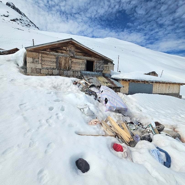 Yayla evlerini kırdı döktü; ormanda dinlenirken drone kamerasına yakalandı