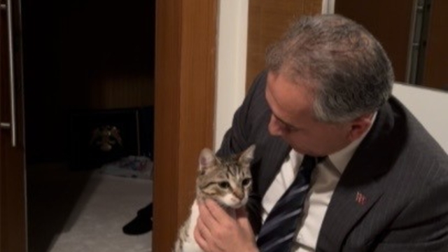 Evin anahtarı arabada kaldı, kapıyı 'Fred' açtı