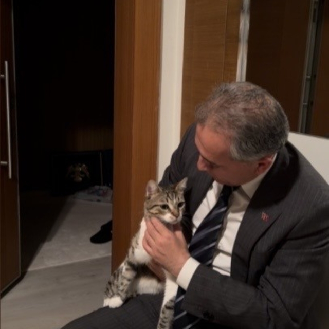 Evin anahtarı arabada kaldı, kapıyı 'Fred' açtı