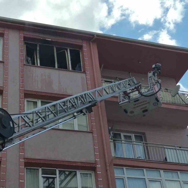 Yangından sürünerek kaçmaya çalışan kadın hastanede hayatını kaybetti