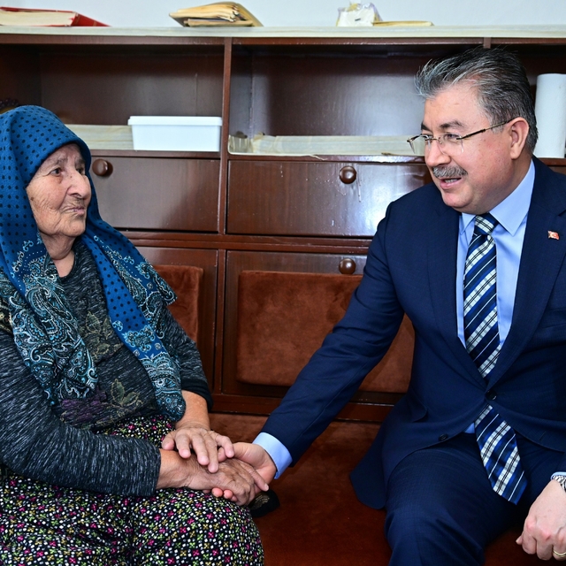 Vali Yılmaz'dan Ayşe teyzeye anlamlı ziyaret