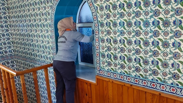 Antalya'nın Kemer ilçesinde  bayram öncesi camilerde temizlik seferberliği