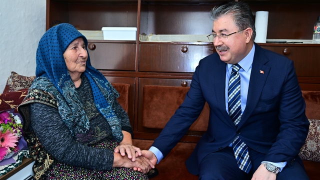 Vali Yılmaz'dan Ayşe teyzeye anlamlı ziyaret