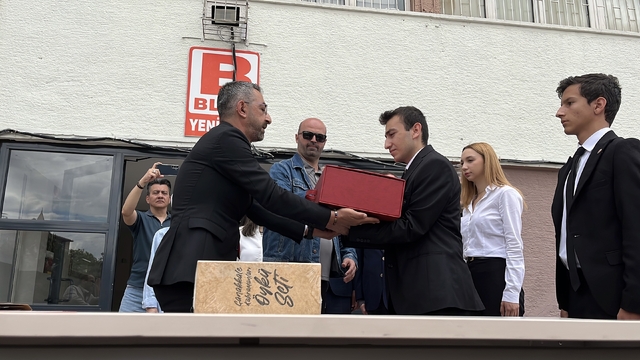 Çanakkale Şehitliğinde dalgalanan bayrak, Konya'nın tarihi lisesinde