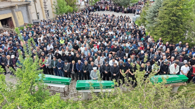 Su kuyusundaki temizlik faciasında ölen 3 kişi son yolculuğuna uğurlandı
Kuyudan çıkarılarak tedavisi yapılan İsmail Yeşildal:
"Mehmet'in arkasından ilk ben indim, 112'yi arayın diye bağırdım"