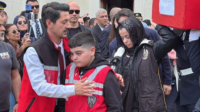 Şehit eşinin tabutunu omuzladı