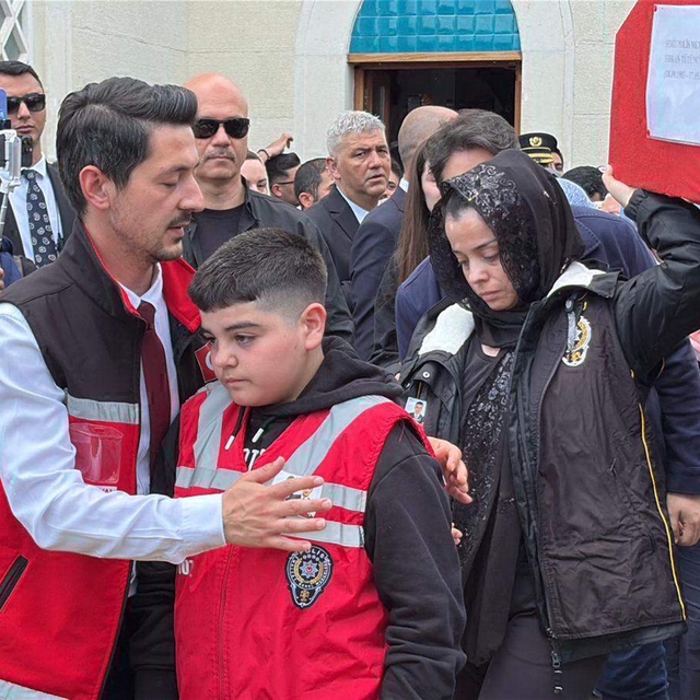 Şehit eşinin tabutunu omuzladı