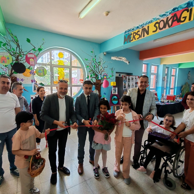 'Aynı gökyüzünün farklı yıldızlarıyız' sergisi büyük beğeni topladı