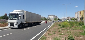 Kilis'te tır ile çarpışan motosikletteki 2 kişi ağır yaralandı