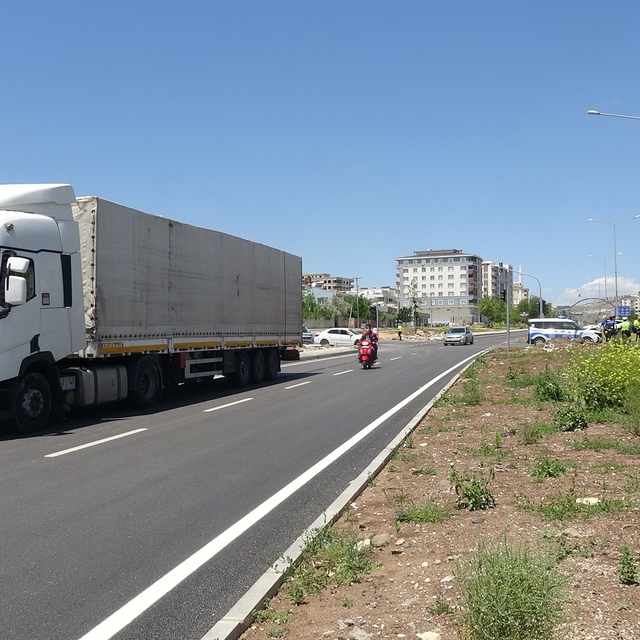 Kilis'te tır ile çarpışan motosikletteki 2 kişi ağır yaralandı