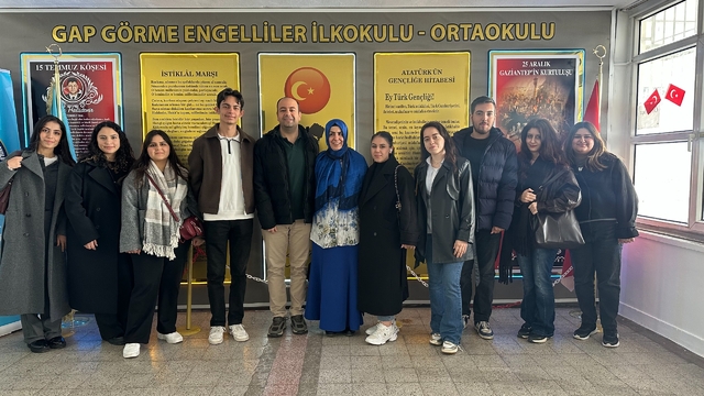 GİBTÜ öğrencileri görme engellilere rehberlik yaptı
